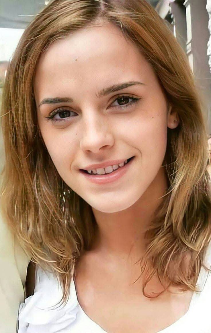 6PviwDMx Emma Watson 03.jpg